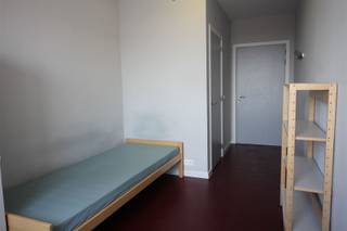 <p><span>Instapklare studentenkamers in Residentie Waterview: uw zorgeloze investering!</span></p><p><span> </span></p><p><span>Gelegen aan het bruisende Engels Plein en de hippe Vaartkom vindt u deze studentenkamer in de moderne Residentie Waterview (bouwjaar 2015). Dit is dé ideale kans voor de investeerder die op zoek is naar een zorgeloze verhuur.</span></p><p><span> </span></p><p><span>Wat maakt deze studentenkamers uniek?</span></p><p><span>· Locatie: perfect gelegen vlakbij het station, het Sluispark en de Vaartkom, met alle voorzieningen binnen handbereik. </span></p><p><span>· Eigen comfort: met een oppervlakte van 17m²  biedt de kamer voldoende ruimte om te studeren en te wonen. Ze beschikt tevens over een privé badkamer met douche, wastafel en toilet.</span></p><p><span>· Volledig ontzorgd beheer: u geniet van een volledig zorgeloze investering dankzij de samenwerkingsovereenkomst met de KU Leuven. Zij neemt de volledige verhuur voor haar rekening en zorgt zelfs voor het meubilair (bed, kledingkast, boekenkast, bureau en stoel).</span></p><p><span>· Uitgebreide faciliteiten: Residentie Waterview biedt tal van gemeenschappelijke voorzieningen, waaronder een wasplaats, een ruime fietsenstalling, een gemeenschappelijke keuken op elke verdieping en zelfs een gemeenschappelijke daktuin.</span></p><p><span> </span></p><p><span>Deze kamer bevindt zich op de bovenste verdieping van het gebouw. Er is een lift aanwezig om deze verdieping te bereiken! </span></p><p><span> </span></p><p><span>Mis deze uitgelezen kans niet om te investeren in duurzaam studentenvastgoed op een toplocatie in Leuven! Contacteer ons via 0479/01.01.01 voor meer info en/of een bezoek.</span></p>