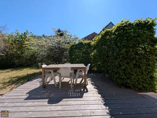 <p>Deze karaktervolle halfopen woning uit 1952 is volledig gerenoveerd met respect voor mens en milieu. Dankzij haar zuidgerichte ligging en hoogwaardige isolatie (dak, muren, vloer) behaalt ze een uitzonderlijke EPC‑score van slechts 71 kWh/m² jaar – energielabel A. De gerenoveerde woonst telt ongeveer 154 m² woonoppervlakte en biedt een ruime, lichtrijke leefruimte met open keuken. Op het gelijkvloers geniet u van comfortabele vloerverwarming onder een dikke betonlaag, aangevuld met radiatoren in de badkamers. De combiketel wordt hoofdzakelijk gevoed door zonnepanelen; een condensatieketel op aardgas staat enkel in voor back‑up tijdens de koudste maanden.</p>
<p>Het ventilatiesysteem met warmtewisselaar zorgt voor een gezonde luchtcirculatie zonder warmteverlies. Overal is gekozen voor ecologische materialen: natuurlijke verven, silikaatstenen binnenmuren, massieve houten ramen (eik/lork) met hoogrendementsglas (K/U 1,1), rotswol en papiervlokken als isolatie. Een regenwaterput van 20 000 liter voedt het hele huis, waardoor leidingwater enkel voor de kraan in de keuken nodig is. In de ruime tuin met streekeigen beplanting geniet u van rust, schaduw en biodiversiteit. Het geheel ademt duurzaamheid en comfort uit, op wandelafstand van strand, duinen en centrum.</p>