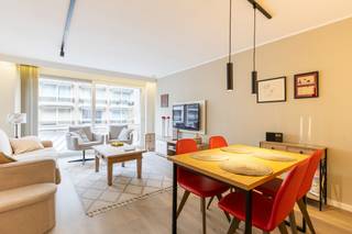 <strong>Knokke: Instapklare studio met slaaphoek te koop op een topligging in Knokke.</strong><br /><br />Gelegen in de gegeerde Paul Parmentierlaan, op een centrale en uitstekende locatie in Knokke, bevindt zich deze gerenoveerde en instapklare studio met slaaphoek. Dankzij de ligging op wandelafstand van de Zeedijk, het strand, winkels, restaurants en gezellige horecazaken geniet u hier van alles wat Knokke te bieden heeft. Dankzij de combinatie van de centrale ligging en de praktische indeling is deze studio ideaal als tweede verblijf, pied-à-terre aan zee of als investering.<br /><br /><strong>Indeling: </strong><br />Inkomhal, apart toilet, ingerichte keuken, ruim en lichtrijke leefruimte, eethoek, slaaphoek, badkamer met inloopdouche en lavabo.<br /><br /><strong>Troeven: </strong>
<ul><li>Instapklaar en volledig gerenoveerd in 2024.</li><li>Centrale ligging in Knokke. </li><li>Op wandelafstand van de Zeedijk, het strand, winkels en horeca. </li><li>Praktische slaaphoek.</li><li>Privatieve kelder en toegankelijke fietsenberging. </li></ul>
Meer informatie? Contacteer Ayita op 0496 13 43 12 of via ayita@eraservimo.be