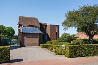 Deze goed onderhouden, vrijstaande woning is heerlijk rustig gelegen met het uitzicht op velden en weilanden. Niettegenstaande de landelijke ligging, zijn de centra van zowel Stabroek, Kapellen als Putte snel en vlot bereikbaar. U komt de woning binnen via een ruime inkomhal, voorzien van handige ingemaakte kasten en een gastentoilet. Vanuit de inkomhal loopt u verder door naar de gigantische open leefruimte met zithoek op parketvloer en woonkamer, eetkamer en keuken op tegelvloer. Grote raampartijen en schuiframen zorgen ervoor dat de gehele ruimte baadt in het daglicht. Aan de achterzijde werden tevens zonnescreens voorzien. De gerieflijke open keuken werd voorzien van alle comfort. Via de trap bereikt u de open vide op de 1e verdieping. Deze vormt de verbinding tussen de 2 gigantische slaapkamers, waarvan één eenvoudig kan worden opgesplitst in 2 volwaardige kamers, en de luxueuze badkamer. Deze laatste is voorzien van een groot, rond bad, een douche, een toilet, een bidet, een handdoekdroger en 3 lavabo's met meubel. Verder beschikt de woning nog over een grote kelder, dewelke heel wat opbergruimte biedt en waar u ook nog een bureau kan terugvinden. De inpandige garage met automatische poort biedt ruimschoots plaats aan uw wagen. Ze is tevens ook voorzien van een smeerput en u kan er de aansluitingen voor wasmachine en droogkast terugvinden. Een achterdeur geeft vanuit de garage rechtstreeks toegang tot de tuin. Ook de oprit voor de woning is voldoende ruim om een extra wagen te parkeren. Een absolute troef van deze woning is het bijzonder ruime perceel van maar liefst 1.745 m². De riante tuin biedt volop ruimte om in alle rust en privacy te genieten van de buitenlucht en het zonnetje. Met een aangelegd terras, een gezellige overkapping en een groot zwembad is het hier heerlijk vertoeven tijdens zonnige dagen. De tuin is uitgerust met een sproei-installatie die gebruikmaakt van grondwater.
