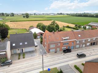 Deze kloeke woning is te renoveren maar biedt veel mogelijkheden voor iemand die op zoek is naar een ruime woonst met bijhorende werk- of opslagplaats.<br /><br /><strong>Indeling:</strong><br />Ruime inkomhal met trap,<br />woonkamer, keuken, apart toilet, badkamer, berging &amp; veranda.<br />Droge kelder.<br /><br />Op het verdiep:<br />- nachthal met apart toilet,<br />- 4 slaapkamers,<br />- ruime zolder bereikbaar via vaste trap<br /><br />Tuin met terras en gazon.<br />Achterliggend een ruime stalling/werkplaats met garage.<br /><br /><u><strong>Details:</strong></u><br />- cv op mazout<br />- aluminium schrijnwerk<br />- regenwater<br /><br /><u><strong>Contact:</strong></u><br />Voor meer informatie of een bezoek, contacteer Stijn op 0491 61 42 19 of info@stijndebusschere.be