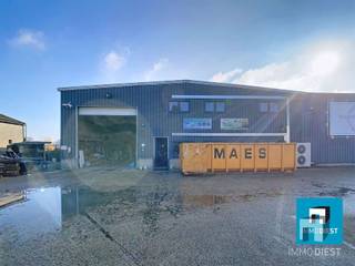 <h3><span>Instapklaar Industrieel Gebouw (1.045 m²) met 15 Parkeerplaatsen aan de Leuvensesteenweg te Diest</span></h3><p><span>Strategisch gelegen langs de Leuvensesteenweg in Diest, bieden wij dit goed onderhouden industrieel gebouw aan. </span></p><p><span>Het pand omvat 800 m² loodsruimte met hoge inrijpoorten (4 m) en 245 m² volledig ingerichte kantoorruimte (incl. keuken & sanitair). </span></p><p><span>Gelegen op een perceel van 2.174 m² met ca. 15 parkeerplaatsen en verhard buitenterrein.</span></p><p><span>Ideaal voor: logistiek, productie, technische diensten, recyclage/milieudiensten of transportbedrijven, investeerders in bedrijfsvastgoed....<br />Ligging: vlotte verbinding met E314/E313 uitstekende bereikbaarheid voor vrachtverkeer.</span></p><p><span>Troeven:</span></p><ul><li><span>Instapklaar geen renovatie nodig</span></li><li><span>Combinatie kantoor/loods</span></li><li><span>Geschikt voor eigen gebruik of investering (huurwaarde 3 750 Euro per maand )</span></li><li><span>Verkoop wegens verhuis van huidig bedrijf (industriële reiniging/afvalverwerking)</span></li></ul><p><span>Adres: Leuvensesteenweg 192, 3290 Diest</span></p><h3><span>Contacteer ons voor info of een bezoek ter plaatse.</span></h3><h3><span> </span></h3><h3><span>Bel naar 013 31 25 22</span></h3><h3><span>Mail naar <span>jan@immodiest.be</span></span></h3><h3><span>Bel naar 0498 52 64 52</span></h3><h3><span> </span></h3><h3><span> </span></h3><h3><span> </span></h3><h3><span> </span></h3><h3><span> </span></h3><h3><span> </span></h3><h3><span> </span></h3><p><span> </span></p><p><span> </span></p>