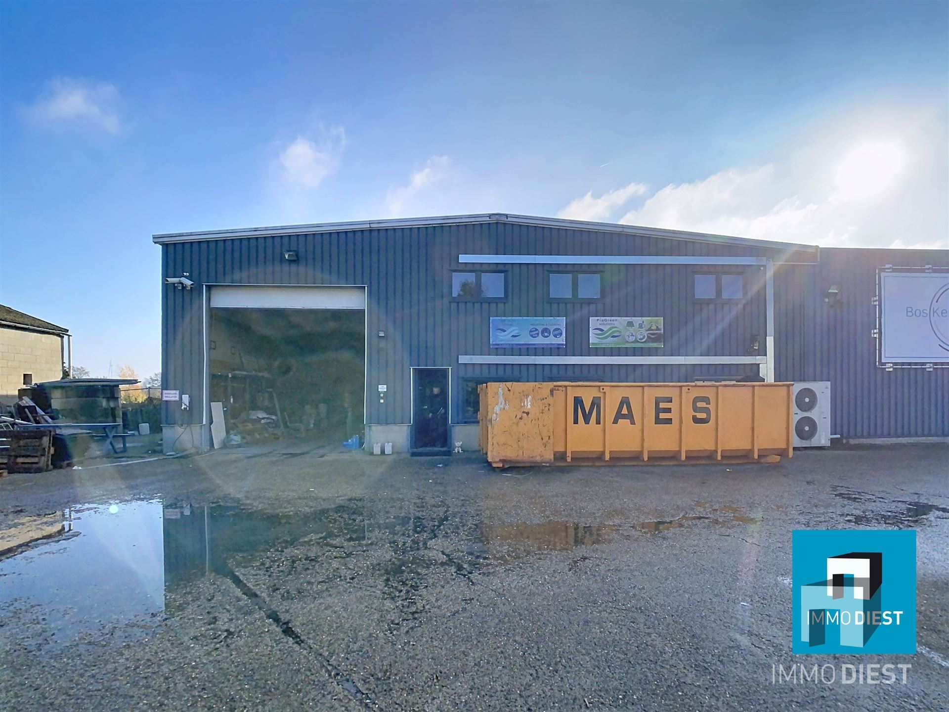 Industrieel gebouw met magazijnen en burelen - foto 1