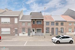 EENGEZINSWONING MET 2 SLAAPKAMERS, RUIME TUIN EN MOGELIJKHEID TOT EXTRA SLAAPKAMER NABIJ HET CENTRUM VAN TONGEREN<br /><br />*** Bekijkt U deze woning via een aanverwante website? Surf dan naar https://matisimmo.be/nl/aanbod/4439745/eengezinswoning-te-koop-in-3700-tongeren-borgloon en klik op volgende link voor het INTERACTIEF GRONDPLAN: https://grondplan.matisimmo.be/grondplan/?map=TongerenBlaarstraat96 ***<br /><br />Deze woning is gelegen aan de Blaarstraat 96 te Tongeren, op slechts 5 minuten rijden van het gezellige stadscentrum van Tongeren. Winkels, eetgelegenheden, supermarkten, openbaar vervoer en andere dagelijkse voorzieningen bevinden zich bovendien op wandelafstand. Daarnaast geniet de woning van een vlotte bereikbaarheid naar de omliggende steden en bevinden de op- en afritten van de snelweg zich op minder dan 10 minuten rijden.<br /><br />Om aan de renovatieverplichting te voldoen, zijn er twee relatief eenvoudige ingrepen voldoende. Het gaat om het plaatsen van 10 cm XPS-isolatie bovenop de bestaande roofing van het platte dak en het isoleren van de zoldervloer met 22 cm minerale wol. Deze maatregelen zijn niet alleen de meest budgetvriendelijke, maar ook de minst ingrijpende opties en kunnen relatief snel worden uitgevoerd. Hierdoor biedt de woning de mogelijkheid om op een eenvoudige manier aan de renovatieverplichting te voldoen.<br /><br />We betreden de woning via de inkom, die rechtstreeks uitgeeft op de woonkamer. Dankzij de beschikbare ruimte kan hier een afzonderlijke inkomhal worden gecreëerd, zodat beide ruimtes van elkaar gescheiden kunnen worden. De woonkamer biedt voldoende mogelijkheden om als aangename leefruimte in te richten. Aansluitend bevindt zich de eetruimte met praktische bergruimte onder de trap. Vanuit hier bereiken we de volledig ingerichte keuken, die op haar beurt aansluit op de achterliggende hal. Hier is ruimte voorzien voor extra opbergkasten en bevindt zich tevens de badkamer, uitgerust met een douchecabine, enkele lavabo en toilet.<br /><br />Op de eerste verdieping bevinden zich twee ruime slaapkamers. Momenteel dient de eerste slaapkamer als doorgang naar de tweede slaapkamer. Mits het plaatsen van een scheidingswand kunnen beide ruimtes als afzonderlijke slaapkamers worden ingericht.<br /><br />Via een zolderluik bereikt u de ruime zolderverdieping. Deze ruimte biedt verschillende mogelijkheden en kan dienstdoen als extra bergruimte of multifunctionele ruimte. Mits het plaatsen van een vaste trap kan de zolder bovendien ingericht worden als een derde slaapkamer.<br /><br />Achteraan de woning bevinden zich een tuinberging en de ruime tuin. Via de achterdeur in de hal is er tevens toegang tot de achterzijde van het perceel of via een servitudeweg, die toegang biedt aan de bewoners om de achterzijde van de woningen en de tuin te bereiken. De tuin beschikt over voldoende ruimte voor het creëren van een aangenaam terras en een groene buitenruimte waar u in alle rust kan genieten van het buitenleven.<br /><br />Voor meer informatie of een bezoek ter plaatse kan u vrijblijvend contact opnemen met ons kantoor via 089/44.00.00 of info@matisimmo.be.<br /><br /><em>Dit pand kan onderhevig zijn aan de renovatieverplichting die door de Vlaamse overheid wordt opgelegd voor residentiële gebouwen. Consulteer voor meer informatie de website van Vlaanderen via </em><em>https://www.vlaanderen.be/een-huis-of-appartement-kopen/renovatieverplichting-voor-residentiele-gebouwen</em><br /><br />De vermelde woonoppervlakte is steeds de bruikbare vloeroppervlakte overgenomen uit het EPC-verslag.<br /><br /><em>Bestuursmaatregelen in het maatregelenregister: nee</em><br />