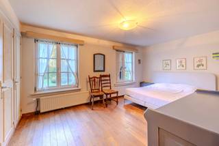 <p><strong>Perfect onderhouden villa met atelier op 1.402<span>m²</span>, tegenover Kasteel de Renesse.</strong></p>
<p>Deze stijlvolle, uitstekend onderhouden villa ligt op een uitzonderlijke locatie recht tegenover Kasteel de Renesse. Dankzij het atelier vooraan is dit de ideale woning om wonen en werken te combineren—perfect voor kantoor, vrij beroep of hobbyruimte.</p>
<p>De woning biedt volledig gelijkvloers wonen met een ruime slaapkamer en badkamer op het gelijkvloers. De eiken keuken met Miele-toestellen sluit mooi aan op de gezellige woonkamer met haard. Boven vind je een prachtige overloop die kan dienen als bureau of extra kamer, en ruimte voor nog twee bijkomende slaapkamers—samen goed voor vier slaapkamers in totaal.</p>
<p>Buiten is het genieten in de volwassen, breed aangelegde tuin met mooie bomen, kasseien en een aparte garage. Het perceel is bijzonder breed en biedt uitbreidingsmogelijkheden. Dak en dubbele beglazing zijn recent vernieuwd, waardoor de woning zonder grote renovaties, buiten enkele opfriswerken, opnieuw alle comfort biedt.</p>
<p><strong>Opmerking:</strong> De hogere EPC-score is het gevolg van een niet-geïsoleerd verwarmingselement in de niet-vergunde garage.</p>
<p>Wil je dit charmante, instapklare pand met uitzonderlijke ligging ontdekken? Neem contact op met FLOR Vastgoed.</p>