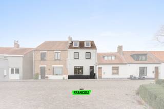 In het schilderachtige en rustieke dorp Lissewege bevindt zich deze prachtig gerenoveerde woning. Lissewege geniet een uitstekende ligging, zo ligt het namelijk op een steenworp van Blankenberge, Knokke en Brugge.<br /><br />De recente totaalrenovatie werd uitgevoerd met oog voor detail en kwalitatieve afwerking, wat resulteert in een instapklare thuis met een warm, modern karakter.<br /><br />Bij het betreden van de woning word je verwelkomd in een uitnodigende inkomhal die toegang biedt tot de lichtrijke leefruimte. De volledig ingerichte keuken is voorzien van alle benodigde toestellen en vormt het hart van de woning. Aansluitend bevindt zich de gezellige zithoek, die dankzij de grote raampartijen een prachtig zicht biedt op de tuin en de aanpalende groene vergezichten.<br /><br />Op de eerste verdieping vinden we drie aangename slaapkamers en een smaakvolle badkamer uitgerust met een comfortabel ligbad. De afgewerkte zolderverdieping dient als volwaardige vierde, bijzonder ruime slaapkamer en beschikt bovendien over een ensuite badkamer, wat een ideaal privaat slaapgedeelte creëert.<br /><br />De woning is uitgerust met centrale verwarming op aardgas en beschikt over een conforme elektrische keuring. <br /><br />Kortom: een instapklare, kwalitatief gerenoveerde woning op een idyllische locatie in Lissewege. Een unieke kans voor wie op zoek is naar rust, comfort en een tijdloze woonbeleving.<br /><br />