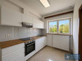 Square Estate presenteert u dit prachtige appartement met twee slaapkamers, gelegen in het hart van Merchtem in een klein appartementencomplex met...