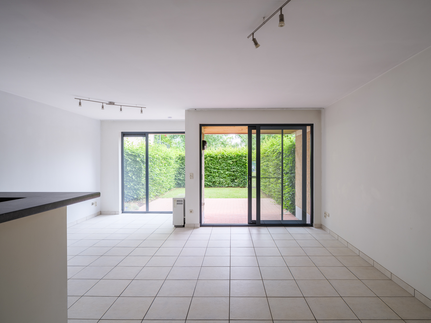 Lichtrijk appartement met privétuin - foto 2