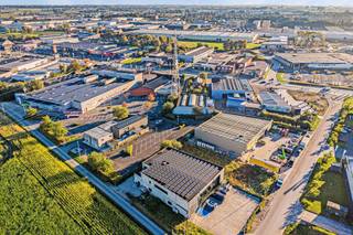 Dit recent gebouw is gelegen nabij de Brugsesteenweg met het Mammoetcenter en de verschillende gekende baanwinkels. De perfecte locatie voor ondernemers die op zoek zijn naar een strategisch gelegen pand met verschillende mogelijkheden. Het gebouw staat op een perceel van ca. 1714m² en biedt de ideale combinatie van commerciële (ca. 1110m²) en residentiële ruimte (ca.300m²). Deze eigendom beschikt over een ruime showroom, perfect voor de presentatie van producten of het ontvangen van klanten. Ideaal voor wie op zoek is naar een locatie met een professionele uitstraling. Naast de showroom is er een ruime magazijnruimte beschikbaar. Handig voor stockage, logistiek of uitbreiding van de commerciële activiteiten.Klanten, leveranciers en bewoners profiteren van de privéparking die voldoende plaats biedt, wat bijdraagt aan het comfort en de toegankelijkheid van de locatie.Het gebouw omvat tevens een woongedeelte, wat ideaal is voor wie werk en privé graag combineert op één locatie. Geniet van een ruim en comfortabel wooncomfort direct bij uw zaak.Bent u op zoek naar bedrijfsvastgoed bestaande uit een bedrijfsgebouw met woonst te koop in Roeselare? Aarzel dan niet om ons te contacteren op het nummer 051 21 22 23.
