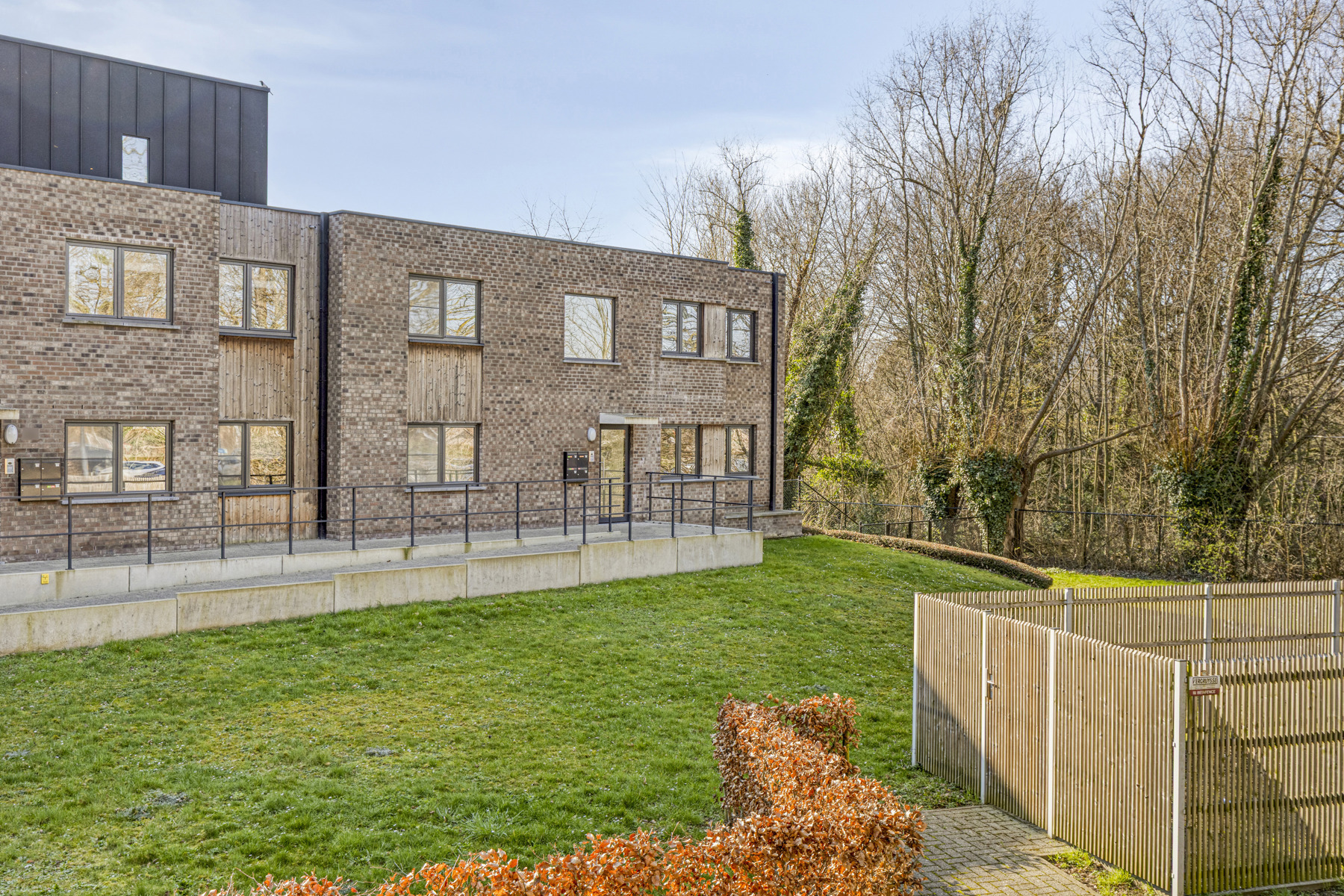 Recent gelijkvloers appartement met 2 slaapkamers + garage - foto 2