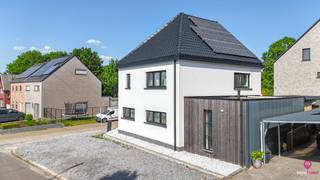 <p><span>Bij ImmoFusion 7/7 "open huis" : klik op onze 3D-TOUR.<br />Ervaar vastgoed alsof je er zelf doorheen loopt!</span></p>
<p>Deze vrijstaande en volledig opgefriste woning bevindt zich in een rustige en aangename woonwijk, net achter het bruisende centrum van Beringen. Op wandelafstand vindt u een warme bakker, scholen en diverse winkels – ideaal voor wie graag alles dichtbij heeft.</p>
<p>In 2019 onderging de woning een grondige renovatie. Zo werden de ramen en deuren vernieuwd, de muren opnieuw geïsoleerd en bepleisterd, de vloer vervangen, het dak volledig geïsoleerd en werd de zolder ingericht als volwaardige ruimte. Bovendien werd er overgeschakeld naar een energiezuinige HR-gasketel. Er zijn in totaal 14 zonnepanelen aanwezig op dak waardoor je een energielabel A scoort!</p>
<p>Bij het betreden van de woning komt u in een ruime inkomhal. Aansluitend bevindt zich een extra kamer die kan dienen als bureau, hobbykamer of een logeerkamer.</p>
<p>De lichtrijke leefruimte is ingedeeld in een apart zit- en eetgedeelte, met een aangenaam zicht op het terras. Vanuit de keuken, die voorzien is van voldoende opbergruimte en een ruime werkblad, geniet u via een schuifraam van directe toegang tot het terras en een mooi zicht op de verzorgde buitenruimte.</p>
<p>De gezellige overdekte terras vormt een mooie overgang tussen binnen en buiten en biedt in de zomer een extra leefruimte.</p>
<p>Op de eerste verdieping bevinden zich drie ruime slaapkamers, allen afgewerkt met laminaatvloer. De badkamer beschikt over een ligbad, lavabo met opbergmeubel en een hangtoilet.</p>
<p>De zolder is bereikbaar via een vaste trap en is ingericht als een master bedroom met een aparte dressing en make-upruimte. Dankzij het grote dakraam is deze ruimte bijzonder licht en aangenaam.</p>
<p>De woning staat op een onderhoudsvriendelijk, volledig omheind perceel met een zuidelijk georiënteerde tuin. Het terras achteraan werd mooi beklinkerd en biedt veel privacy. Aan de voorzijde is er voldoende parkeergelegenheid op eigen terrein.</p>
<p><span>Pluspunten:<br /></span><span>- Epc A!<br /></span><span>- instapklaar!<br /></span><span>- overdekt terras!<br /></span><span>- onderhoudsvriendelijk perceel!<br /></span><span>- leuke, rustige en centrale omgeving</span><span><br /></span><span>- nieuwe ramen en deuren!<br /></span><span>- Zonnepanelen 14 stuks<br /></span><span>- Buitenmuren volledig crepi</span></p>
Voor een bezichtiging ter plaatse of meer info, bel ons op 078/78.78.70, of kom gewoon binnen op ons kantoor!