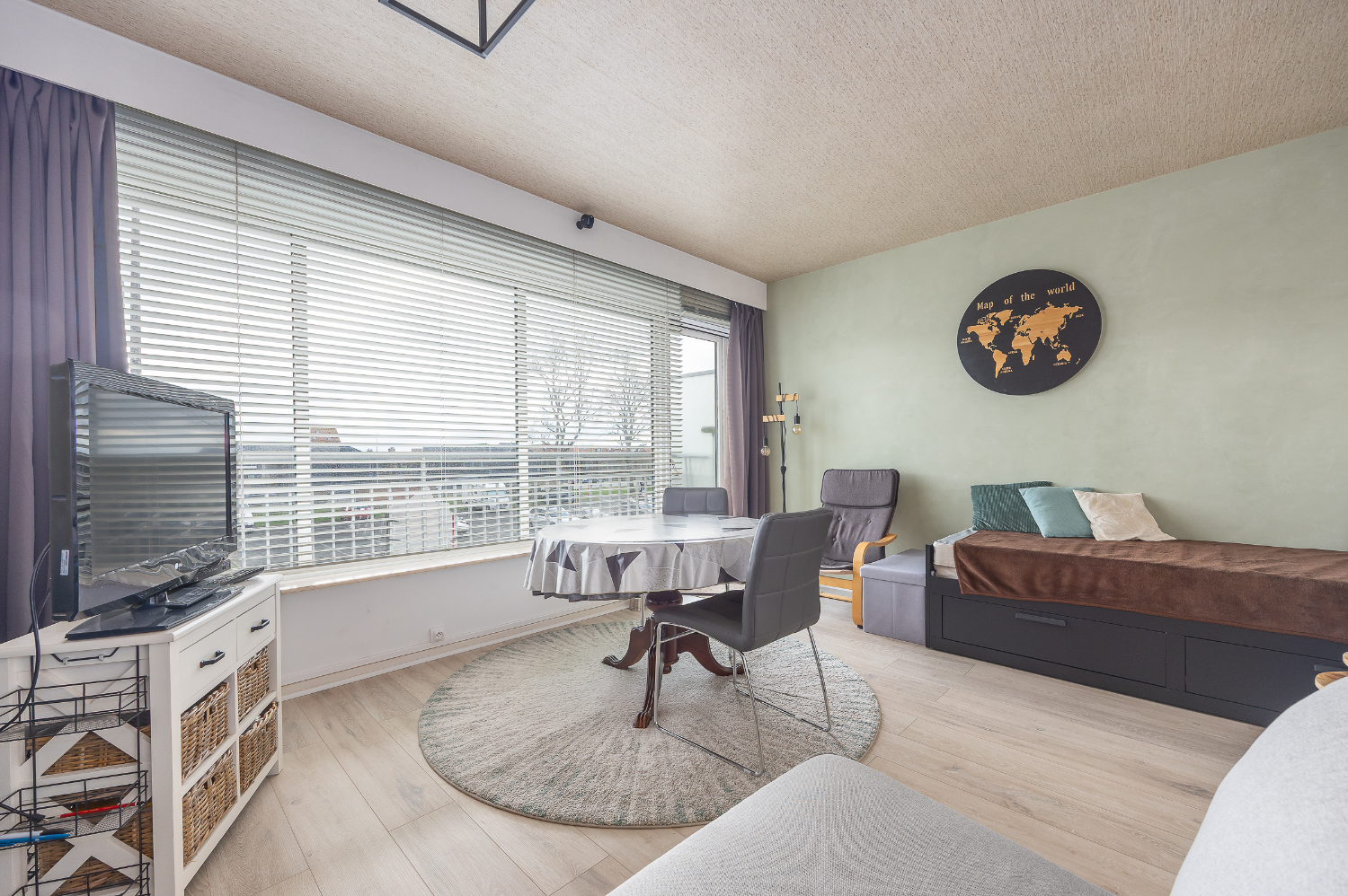 Move-in ready studio with south-facing terrace in a prime location near the seafront promenade! - photo 3