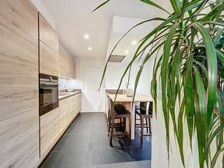 Ontdek deze rustig gelegen, instapklare woning met 3 slaapkamers, garage en een onderhoudsvriendelijke tuin.De inkomhal met gastentoilet leidt naar...