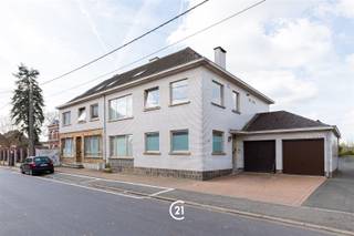 Very rare investment in Lennik: revenue property with 5 apartments, each with 2 bedrooms. The building has 2 garages, 2 covered and 2 uncovered pitches. No elevator, so low common costs.Current rental income: €4,419/month, providing an attractive return.Located in a quiet, sought-after area with easy access and close to amenities. This type of property is exceptionally rare on the market in Lennik.Ideal for investors looking for a stable and carefree return.