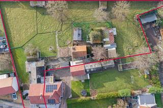 Droomt u van een woning pal in het centrum van Lanaken met een uitzonderlijk groot perceel? Aan de Heuvelstraat 77 in Lanaken bevindt zich deze charmante, te renoveren woning met veel authentieke elementen (originele houten trap, hoge plafonds) op een perceel van maar liefst 24 are en 33 centiare. Een absolute buitenkans voor dieren- en tuinliefhebbers die op zoek zijn naar ruimte, rust en karakter!<br /><br />INDELING:<br />Verdieping 0<br />- Inkomhal met trap<br />- Woon- en eetkamer<br />- Keuken met ontbijthoek<br />- Bijkeuken<br />- Badkamer<br />- Toilet<br />- CV-ruimte<br /><br />Verdieping +1<br />- Trappenhal<br />- Slaapkamer 1<br />- Slaapkamer 2 <br /><br />Zolderverdieping<br />- Ruime zolder met vaste trap<br /><br />Kelderverdieping<br />- Deels onderkelderd<br /><br />Tuin<br />- Riante tuin van maar liefst 24 are 33 ca gericht naar het zuidwesten.<br /><br />Laat deze unieke kans niet aan u voorbijgaan en ontdek het potentieel van de Heuvelstraat 77!<br /><br />Dit pand is onderworpen aan de renovatieverplichting van de Vlaamse overheid voor residentiële gebouwen (behoudens bij sloop binnen 5 jaar na de aankoop). Consulteer voor meer informatie de website van het Vlaams Energie- en Klimaatagentschap via https://www.vlaanderen.be/een-woning-kopen/renovatieverplichting-voor-residentiele-gebouwen<br /><br />Bestuursmaatregelen in het maatregelenregister: nee