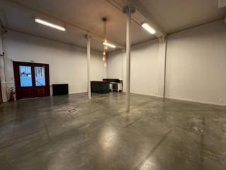 <p>In dit authentieke gebouw genaamd ‘The Grain Embassy’ op het Eilandje komt deze prachtige kantoorruimte beschikbaar.<br /><br />Dit karaktervolle pand, een echte landmark op de Londenstraat in Antwerpen, bevindt zich op wandelafstand van het MAS en Park Spoor Noord en biedt een unieke kans voor wie op zoek is naar een kantoorruimte of showroom te huur in Antwerpen.<br /><br />De beschikbare oppervlakte van ca. 100 m² bevindt zich op het gelijkvloers en combineert historische charme met hedendaags comfort.<br /><br />Vooraan ligt een polyvalente ruimte die perfect kan dienen als kantoor, showroom of winkel. Achteraan bevindt zich een extra ruimte die kan gebruikt worden als uitbreiding van de showroom of als stockage. Dankzij de hoge plafonds met moluren, de parketvloer en de overvloedige lichtinval straalt het geheel een stijlvolle en professionele sfeer uit. Bovendien beschikt de ruimte over privatief sanitair en een kitchenette, wat het dagelijkse gebruik bijzonder praktisch maakt.<br /><br />De ligging op de Londenstraat is niet alleen uiterst zichtbaar, maar ook vlot bereikbaar dankzij het openbaar vervoer dat voor de deur stopt. Dit maakt de locatie ideaal voor ondernemers die hun kantoor of showroom in Antwerpen willen vestigen op een plek die uitstraling, bereikbaarheid en identiteit perfect combineert.<br /><br />Huurprijs : 1.450 €/maand (excl. kosten en gemeenschappelijke lasten)<br />Kosten : 290 €/maand<br />Gemeenschappelijke lasten : 260 €/maand<br /><br />Op zoek naar een kantoor of showroom te huur in Antwerpen? Neem contact op met Julie via julie@reds.be.</p>