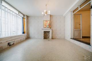 Veel van twee te renoveren gebouwen. <br /><br />Kavel 1: Appartementengebouw bestaande uit 3 volledig te renoveren entiteiten. Enorm potentieel: 360m2 leefruimte. Beton tussen niveaus. <br />Kavel 2: Drie dienbladen van 50m2 die momenteel als werkplaats worden gebruikt. <br /><br />De twee gebouwen zijn verbonden door een overdekte binnenplaats van meer dan 65m2.<br /><br />Ideaal gelegen in het centrum van Doornik, hoeft dit vastgoedcomplex alleen te worden gerenoveerd of gerehabiliteerd tot meerdere units.