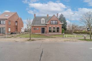 Deze charmante villa is gelegen op TOPLOCATIE in Deerlijk! Dankzij de vlotte verbinding met belangrijke invalswegen en het openbaar vervoer bent...