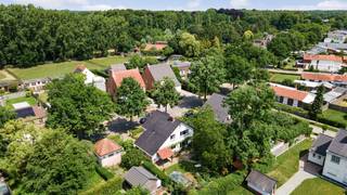 Te moderniseren, charmante open bebouwing op een mooi zuid gericht perceel van 576 m² op een rustige locatie te Oelegem, bestaande uit: inkomhal...