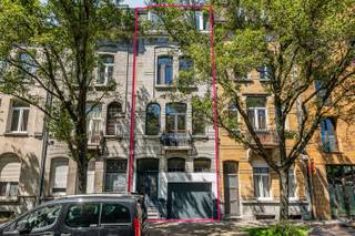 Charme en karakter<br /><br />Deze hedendaagse herenwoning in Antwerpen combineert karakter met behoud van authentieke elementen, die haar een unieke uitstraling geven. Je betreedt de woonst via een statige inkomhal met hoge plafonds en originele trap. Op het gelijkvloers vind je een ruime, inpandige garage, geschikt voor je wagen, fietsen en extra opslag. Deze garage biedt plaats aan één voertuig en heeft een laadpaal. Vanuit de hal bereik je via de tuinkamer een prachtige, zonnige stadstuin. Deze verdieping biedt ook toegang tot een droge kelder voor extra opslagruimte.<br /><br />Deze woonst is ingedeeld als een stijlvolle bel-etage. Op de eerste verdieping ontdek je een volledig ingerichte keuken die naadloos overgaat in de lichtrijke eet- en leefruimte. Grote raampartijen zorgen hier voor veel natuurlijk licht en een aangenaam ruimtegevoel. Via de buitentrap heb je tevens directe toegang naar de tuin. De tweede verdieping huisvest een ruime badkamer met ligbad, douchecel, wastafel en een toilet. Op dit verdiep bevindt zich ook de eerste ruime slaapkamer. In totaal telt de woonst drie slaapkamers. De bovenste verdieping is voorzien van twee slaapkamers, waarvan één momenteel als bureau is ingericht.<br /><br />Deze instapklare woning combineert authentieke charme met moderne gemakken en is te koop in Antwerpen. De woonst is energiezuinig en heeft een EPC-label B en beschikt over acht zonnepanelen met 10kWh thuisbatterij met gekoppeld Energy Management System voor optimaal verbruiksregeling wat bijdraagt aan een laag energieverbruik doorheen het gehele jaar. De woning heeft een lucht-lucht warmtepomp die zorgt voor een aangename warmte en verkoeling op warme dagen.<br /><br />Centraal ligging<br /><br />Je woont hier op een uitstekende locatie in Antwerpen, waar alle voorzieningen zich binnen handbereik bevinden.
