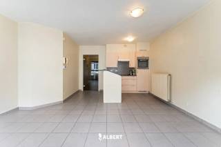 Verzorgd en energiezuinig tweeslaapkamerappartement nabij het centrum van Izegem.<br />Ideaal als investering of starterswoning!<br /><br />De indeling is als volgt:<br /><br />-Inkomhal<br />-Open leefruimte met keuken<br />-2 slaapkamers<br />-Badkamer<br />-Toilet<br />-Berging<br />-Terras<br /><br />Kelder:<br />-Kleine berging in de kelder<br /><br />Extra pluspunten:<br />-Energiezuinige woning<br />-Dicht bij het centrum van Izegem<br />-Mogelijkheid tot aankopen van een garage of staanplaats in de residentie.<br /><br />Plan snel uw bezoek in via www.albert.immo of bel naar Maxim op 0468 58 02 24.