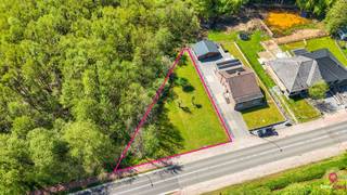 Op de Guldensporenlaan bevindt zich deze bouwgrond voor een open bebouwing. Op deze bouwgrond mag een woning opgericht worden met 2 volwaardige verdiepingen en een dakhelling naar keuze (aanpassing omgevingsvergunning).Het perceel heeft een gunstige oriëntatie; zuidwestelijk. Ondanks zijn ongewone vorm kan men hier toch een ruime woning creëren (maak een afspraak op het kantoor).<br /><br />De locatie biedt een uitstekende bereikbaarheid met een vlotte verbinding naar het centrum van Houthalen-Helchteren, de autosnelwegen (E314), scholen en andere voorzieningen.<br /><br />In bijlage vindt u de bouwvoorschriften terug met meer informatie over de mogelijkheden op dit perceel.<br /><br />Pluspunten: <br />- Bouwen van een een open bebouwing<br />- 2 volwaardige bouwlagen<br />-Dakhelling zelf te kiezen <br />-Geen bouwverplichting; ideale investering <br />- Grondoppervlakte 5a 85ca<br />- Goede verbinding E313/E314<br /><br /><span>Maatregelen opgenomen in het Maatregelenregister: nee</span><br /><br /><span>Voor een bezichtiging ter plaatse of meer info, bel ons op 078/78.78.70, of kom gewoon binnen op ons kantoor, steeds welkom!</span>