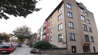 ? ? ? ? ? ? Dit volledig vernieuwd 1-slaapkamerappartement heeft een uitstekende en zeer rustige ligging in Kristus-Koning, een aangename en residentiele woonwijk, vlakbij winkels, openbaar vervoer en het centrum van Brugge en met een vlotte verbinding met de ring en het AZ Sint-Jan. Lift aanwezig   ? ? ? ? ?   **    **  ? ? ? ?  Omvat een inkom, lichtrijke living met ingerichte open keuken, 2 bergingen, 1 slaapkamer en een badkamer met inloopdouche, wastafel, toilet en voorziening wasmachine.  Op het gelijkvloers.is een nog een private berging en een gemeenschappelijke fietsenberging.    **  Kosten : + 35 euro per maand - Forfait elektriciteit + onderhoud algemene delen  **    **  Beschikbaar  1 januari 2026