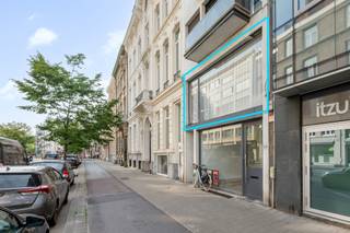 Located on the central Van Breestraat, this office space of 67 m² offers an ideal working environment. With large windows at the front, the...