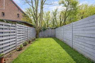 <p><span>Dit </span><span>gelijkvloerse studio appartement</span><span> staat te koop in de Krijgslaan, vlakbij het </span><span>centrum van Wilrijk</span><span> en de Bist. Op wandelafstand vind je het Park Van Eden, winkels, openbaar vervoer en invalswegen (A12 en E19). </span></p><p><span> </span></p><p><span>Het studio appartement is gelegen op de </span><span>gelijkvloerse verdieping</span><span> van een goed onderhouden gebouw. De studio heeft een oppervlakte van zo'n 40m² met een </span><span>leuke tuin van zo'n 50m²</span><span>. Ben je op zoek naar een starters appartement, investering of iets voor studerende kinderen? Dan is dit studio appartement zeker iets voor jou!</span></p><p><span> </span></p><p><span>Indeling</span></p><p><span>- gelegen op de gelijkvloerse verdieping</span></p><p><span>- inkomhal</span></p><p><span>- open ruimte ingericht als woonkamer, eetkamer en slaapkamer</span></p><p><span>- keuken</span></p><p><span>- badkamer met ligbad, lavabo, toilet en aansluitingen wasmachine en droogkast</span></p><p><span>- privatieve kelder</span></p><p><span> </span></p><p><span>Algemeen gebouw</span></p><p><span>- kleinschalig gebouw</span></p><p><span>- fietsenberging</span></p><p><span>- provisie ca. 52 euro per maand (inclusief privatief water)</span></p><p><span> </span></p><p><span>Bijzonderheden</span></p><p><span>- centrale locatie aan centrum Wilrijk en Park van Eden</span></p><p><span>- leuke tuin</span></p><p><span>- vloerverwarming op elektriciteit</span></p><p><span>- dubbele beglazing hout</span></p><p><span> </span></p><p><span>Ben jij geïnteresseerd in dit gelijkvloers studio appartement te koop in Wilrijk, ben je op zoek naar ander vastgoed, een investering of wens je de waarde van jouw eigendom te kennen? Dan ben je bij BOLT immo aan het juiste adres! Wij helpen jou graag verder.</span><span> </span></p>