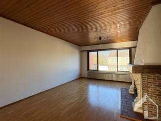 <p><span>Centraal gelegen appartement op de 1ste verdieping (geen lift). Het appartement bestaat uit een inkomhal met apart gastentoilet, een ruime woonkamer, een keuken die voorzien is van volgende toestellen: 1,5 spoelbak - vuur met oven - dampkap. Er zijn 2 slaapkamers aanwezig en een badkamer, die beschikt over een ligbad/douche en een enkele lavabo met meubelkast. De keuken geeft toegang tot een veranda met veel lichtinval. Verder is er nog een ruime garagebox aanwezig. Geen gemeenschappelijke kosten. Onmiddelijk beschikbaar. Voor meer informatie en/of bezichtiging: www.immomk.be</span></p>