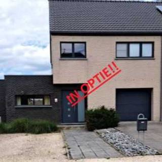 IN OPTIE!!<br /><br />Ruime instapklare 3-gevelwoning met garage, grote kelder, zolder (71 m²) en zonnige tuin van 400 m²<br />Vraagprijs: €439.000<br /><br />Bent u op zoek naar een ruime en instapklare gezinswoning met veel mogelijkheden en een mooie tuin? Dan is deze prachtige 3-gevelwoning absoluut een bezoek waard.<br /><br />Bij het betreden van de woning komt u terecht in een verzorgde inkomhal met gastentoilet. Het gelijkvloers beschikt over een ruime en lichtrijke leefruimte die een aangename woonbeleving biedt. Aansluitend bevindt zich de volledig ingerichte keuken met zicht op de tuin. Verder is er een praktische berging met douche en een garage geïntegreerd in de woning.<br /><br />Op de eerste verdieping bevinden zich drie volwaardige slaapkamers, waarvan één slaapkamer beschikt over een ingemaakte dressing. De ruime badkamer is uitgerust met een bad, douche, dubbele lavabo en toilet.<br /><br />Een absolute meerwaarde is de zolderverdieping van maar liefst 80 m², die tal van mogelijkheden biedt zoals extra slaapkamers, bureau of hobbyruimte. Daarnaast is de woning volledig onderkelderd, waarbij de kelder voorzien is van elektriciteit, verlichting en internet — ideaal als opslagruimte, werkplaats of multifunctionele ruimte.<br /><br />De woning is bovendien uitgerust met een alarmsysteem voor extra veiligheid.<br /><br />Buiten geniet u van een aangename en ruime tuin van ca. 400 m² met een groot terras van ongeveer 40 m², waar u in alle rust kan ontspannen of gasten ontvangen.<br /><br />Troeven van deze woning<br />✔ Ruime 3-gevelwoning met veel lichtinval<br />✔ 3 slaapkamers + ingerichte dressing<br />✔ Badkamer met bad, douche en dubbele lavabo<br />✔ Zolder van ca. 71 m² met uitbreidingsmogelijkheden<br />✔ Volledig onderkelderd met elektriciteit en internet<br />✔ Garage in de woning<br />✔ Geïnstalleerd alarmsysteem<br />✔ Zonnige tuin van ca. 400 m² met ruim terras<br /><br />Een ideale gezinswoning met veel ruimte en potentieel. Zeker een bezoek waard!