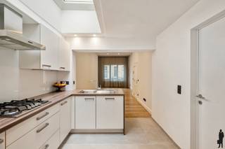 <strong>Volledig gerenoveerde woning met +3 slpk en 2 bad</strong><br /><br />Aan Park Spoor Oost woon je in één van de meest gezellige stukjes Antwerpen: groen, levendig en tegelijk vlot bereikbaar.<br />Je geniet van ruime wandel- en sportzones, gezellige hotspots en een sterke verbinding met het centrum, openbaar vervoer en invalswegen.<br />Ideaal voor wie rust en stadse dynamiek wil combineren.<br /><br />Deze prachtig gerenoveerde en uitstekend onderhouden woning biedt ruimte, flexibiliteit en comfort in elk detail.<br />Op het gelijkvloers kom je binnen via een stijlvolle inkomhal op travertin, waarna je doorloopt naar de ruime woonkamer met volledig uitgeruste keuken. Verder is er een badkamer met douche en toilet.<br /><br />Op de eerste verdieping vind je een tweede leefruimte (perfect als lounge, bureau of extra dubbele slaapkamer) én de mogelijkheid om hier een tweede keuken te plaatsen: ideaal voor kangoeroe-wonen, co-housing of een zelfstandige unit.<br /><br />De tussenverdieping beschikt over een gerenoveerde badkamer met douche en toilet.<br /><br />Op de tweede verdieping liggen twee ruime slaapkamers. De zolder is ingericht en bereikbaar via een draaitrap: perfect als extra slaapkamer, hobbyruimte of bureau.<br />Als extra troef is er een volledige ingerichte kelder, ideaal als wasplaats en stockage.<br /><br />Een echte instapklare topper op toplocatie!