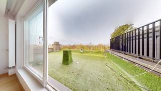 Royaal appartement gelegen op de 9de verdieping met prachtig zicht op het Stadspark. <br /><br />Het appartement beschikt over een ruime inkomhal met toegang tot de aangename leef- en salonruimte. Aansluitend vindt u de keuken terug, voorzien van de gebruikelijke toestellen. Vanuit de leefruimte heeft u toegang tot het grote zonnige terras met zicht op het Stadspark. <br /><br />Het slaapgedeelte licht aan de achterzijde van het gebouw en omvat een royale kamers van ca. 16m2.. Badkamer met ligbad en bad in douche. <br /><br />Extra bergruimte op verdieping -1.<br /><br />