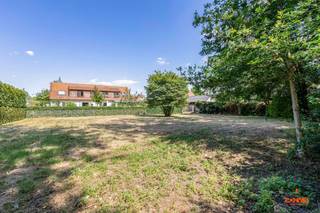 Deze bouwgrond van maar liefst 1.076 m² is gelegen in Wondelgem op de grens met Mariakerke. Deze rustige en residentiële buurt, waar het...