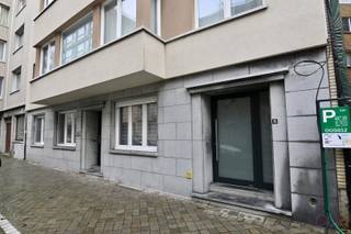 In de statige Warschaustraat, op enkele stappen van het Leopold I-plein, ligt dit mooi gerenoveerde gelijkvloers appartement met 3 ruime...