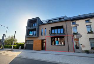 WE INVEST HAUTE SENNE a le plaisir de vous présenter ce magnifique appartement neuf à la location !<br /><br />Idéalement situé Chaussée de Braine 42 à Soignies, à proximité immédiate du centre-ville et de toutes les commodités, ce superbe appartement de ± 110 m² vous séduira par ses volumes généreux, sa luminosité exceptionnelle et la qualité de ses finitions.<br /><br />Situé au 1er étage d’une résidence neuve, ce bien offre un vaste séjour baigné de lumière, créant un espace de vie chaleureux et convivial. La cuisine super équipée, parfaitement intégrée à l’ensemble, séduira les amateurs de confort et de modernité.<br /><br />L’appartement dispose de deux belles chambres, d’une salle de douche contemporaine ainsi que d’une grande buanderie/rangement particulièrement pratique.<br /><br />Vous profiterez également d’une agréable terrasse, d’une cave privative ainsi que d’un emplacement de parking.<br /><br />Construit avec des matériaux de qualité et bénéficiant d’excellentes performances énergétiques, ce bien est équipé d’un chauffage central au gaz garantissant un confort optimal au quotidien.<br /><br />PEB A : 20260420517991<br /><br />Loyer : 1.050 €/mois<br />Charges communes : 55 €/mois<br /><br />Garantie locative : 2 mois de loyer<br /><br />Libre immédiatement.<br /><br />Une opportunité rare pour les personnes à la recherche d’un logement moderne, spacieux et confortable dans un environnement privilégié.<br /><br />À visiter sans tarder !<br /><br />Pour toute information complémentaire ou pour organiser une visite, n'hésitez pas à contacter Alexandre au 0499/50.16.37 ou par e-mail à l'adresse .