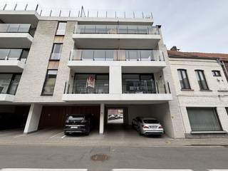 Bent u op zoek naar een gezellig 1-slaapkamerappartement in Waregem? Dan is dit misschien iets voor u! Dit luxueus afgewerkt appartement is gelegen op de eerste verdieping in project Casier en ligt in het hartje van Waregem.<br /><br />INDELING<br /><br />- inkomhal <br />- gastentoilet <br />- aparte berging voorzien als wasplaats <br />- badkamer met inloopdouche en lavabomeubel <br />- ruime slaapkamer <br />- gezellige leefruimte met open keuken<br />- gezellig zonnig terras<br /><br />ALGEMEEN<br /><br />- nieuwbouw (2023)<br />- autostaanplaats verplicht bij te huren: €60,00/maand<br />- kelderberging <br />- 2 fietshaken<br />- hartje Waregem<br /><br />De snelste manier om een bezoek te brengen aan deze woning? <br />Vraag je bezoek aan via de rode knop op onze website (www.dewaele.com) en je wordt gecontacteerd door onze makelaar. <br />Telefonisch kunnen er geen afspraken gemaakt worden. <br />Bij andere vragen kun je ons telefonisch contacteren via 056 605 605.