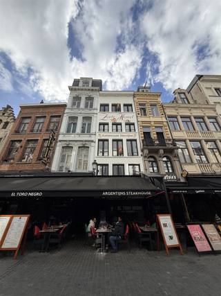 <p><span>Op zoek naar een gezellige studio op een toplocatie in Antwerpen? Deze studio op de tweede verdieping in een gebouw op de Oude Koornmarkt, midden in het bruisende historische stadscentrum combineert comfort met een uitstekende ligging. Gelieve alleen per mail te reageren - info@century21advieskantoor.be</span></p><p><span>Huurprijs: 850 + 100 vaste kosten.</span></p><p><span>De studio beschikt over een leefruimte met slaapgedeelte, een keuken en badkamer met douche en toilet.</span></p><p><span>Gelieve alleen per mail te reageren - info@century21advieskantoor.be</span></p>