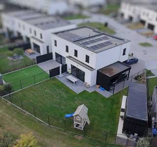 Verkoop uit de hand – biedingen vanaf €419.000 worden ernstig in overweging genomen.<br /><br />Recente, instapklare woning met top EPC-score en zonnige tuin.<br /><br />In de recente verkaveling Havenzijde te Lombardsijde bevindt zich deze moderne en energiezuinige halfopen bebouwing (EPC A+, E5). Gelegen in een rustige, doodlopende straat en met een ruime, zongerichte tuin, wat zorgt voor een aangename combinatie van ruimte, rust en privacy.<br /><br />Dankzij de uitstekende energiescore geniet u hier van lage energiekosten en toekomstgerichte woonkwaliteit.<br /><br />De woning is volledig instapklaar en afgewerkt met oog voor comfort en duurzaamheid.<br /><br />Indeling:<br />Inkomhal met gastentoilet, lichtrijke leefruimte met grote raampartijen en een open keuken met eiland, uitgerust met oven, microgolf en inductiekookplaat. Aansluitend bevindt zich een praktische berging.<br /><br />Op de verdieping zijn er 3 volwaardige slaapkamers, een badkamer en een apart toilet.<br /><br />Buitenruimte:<br />Een absolute troef is de zuidgerichte tuin met terras, waar u in alle rust en privacy kan genieten van de zon. Dankzij de halfopen bebouwing geniet u hier van extra ruimte en openheid. Verder beschikt de woning over een oprit met autostaanplaats en een carport met laadpaal.<br /><br />Technisch:<br />EPC A+ (E5), ventilatiesysteem D, dubbel glas, conforme elektriciteit, verwarming op gas (doorstromer) en een PV-installatie van 5,74 kW.<br /><br />Ligging:<br />Rustig gelegen nabij de dorpskern van Lombardsijde, met vlotte verbinding naar Westende en Nieuwpoort. De kusttram bevindt zich op wandelafstand.
