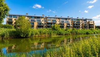 Op een uitstekende locatie in Lokeren, met een prachtig vrij uitzicht op het natuurgebied De Buylaers, bevindt zich dit uitzonderlijk ruime appartement van maar liefst 142 m² + terras 10 m².<br /><br />De combinatie van ruimte, lichtinval en de groene omgeving zorgt hier voor een uniek wooncomfort. Vanuit de royale leefruimte en het terras geniet u dagelijks van een panoramisch zicht op de groene long van Lokeren, waar rust, natuur en water elkaar ontmoeten.<br /><br />De lichtrijke woonkamer met open keuken vormt het centrale hart van het appartement. Dankzij de grote raampartijen wordt de leefruimte overspoeld met natuurlijk daglicht en vloeien binnen- en buitenruimte harmonieus in elkaar over. Het aangename terras van circa 10 m² biedt een ideale plek om te ontspannen met zicht op het omliggende groen.<br /><br />De praktische indeling omvat verder:<br /><br />3 ruime slaapkamers van ca. 19 m², 13 m² en 13 m²<br />Volwaardige badkamer met ligbad en dubbele wastafel<br />Apart gastentoilet<br />Ruime berging & wasplaats<br />Inkomhal met veel bergruimte<br />Ondergrondse autostaanplaats + parking buiten<br />Private kelderberging<br /><br />De residentie beschikt over een verzorgde gemeenschappelijke omgeving en ligt op wandelafstand van winkels, openbaar vervoer, het stadscentrum en recreatiegebied De Buylaers.<br /><br />Troeven van dit appartement<br /><br />✔ Bewoonbare oppervlakte van ca. 142 m²<br />✔ Prachtig uitzicht op natuurgebied De Buylaers<br />✔ Ruime leefruimte met grote raampartijen<br />✔ 3 volwaardige slaapkamers<br />✔ Terras van ca. 10 m²<br />✔ Ondergrondse autostaanplaats inbegrepen<br />✔ Private kelderberging inbegrepen<br />✔ Rustige en groene ligging<br />✔ Energiezuinig en instapklaar<br />✔ Nabij centrum Lokeren en belangrijke verbindingswegen<br /><br />Wonen tussen stad en natuur<br /><br />Dit appartement biedt een zeldzame combinatie van ruimte, comfort en een uitzonderlijke ligging. Elke dag genieten van een groen vergezicht over de Buylaers terwijl alle voorzieningen binnen handbereik liggen? Dan is dit zonder twijfel een bezoek waard.<br /><br />Contacteer Woonbureau vandaag nog voor meer informatie of een bezoek ter plaatse.