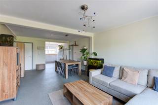 <p>Op een rustige en centrale ligging, vlak bij de Nederlandse grens, woon je hier op wandelafstand van een basisschool, het treinstation, bushalte en winkels. Een ideale locatie voor wie rustig wil wonen met alle dagelijkse voorzieningen binnen handbereik. Dit volledig gerenoveerde appartement (2023) op de eerste verdieping combineert hedendaags comfort met een praktische indeling. Dankzij het EPC B is er geen renovatieverplichting, waardoor je zorgeloos kunt verhuizen.</p><p>Je komt binnen in de ruime en lichtrijke leefruimte met schuifpui naar het zonnige terras van ca. 12 m². De moderne, volledig uitgeruste keuken biedt alle comfort voor kookliefhebbers. Verder beschikt het appartement over een nachthal, een stijlvolle badkamer met ligbad, dubbel lavabomeubel en aansluitingen voor wasmachine en droogkast, een apart toilet en 2 volwaardige slaapkamers van elk ca. 13,5 m².</p><p>Ook buiten is het genieten. Je parkeert je wagen voor de deur of onder de carport, met aansluitend een praktische tuinberging. De absolute blikvanger is de gezellige privatieve tuin van ca. 35 m², gelegen achter de tuinberging, waar je in alle rust geniet van een prachtig uitzicht over de achterliggende landerijen. Bovendien is er een grondwaterput aanwezig.</p><p>Nieuwsgierig geworden? Maak dan snel een afspraak voor een persoonlijke rondleiding en ontdek zelf de troeven van dit instapklare appartement.</p><p>📞 Bel 0486 63 14 65 voor een bezichtiging.</p>