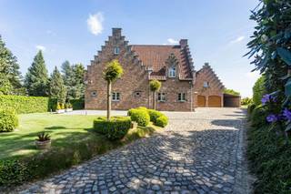 Bent u op zoek naar een instapklare villa op een strategische ligging in Groot-Bijgaarden? Dan stellen wij u graag deze charmante, landelijke woning (bouwjaar 1985) voor, gelegen op een prachtig perceel van 21 are op <strong>Hoogveld 29</strong>.<br />De woning geniet van een uitstekende bereikbaarheid: winkels, scholen, openbaar vervoer en het station van Dilbeek bevinden zich op wandelafstand. Met de wagen bereikt u vlot het centrum van Dilbeek, Ternat en de op- en afritten van de E40.<br /><br />Kortom, de ideale woning voor wie ruimte, rust en een centrale ligging wil combineren.<br /><br /><span>Indeling</span><br /><br />Via de ruime inkomhal met ingemaakte kasten, gastentoilet en een aparte bureauruimte betreden we de woning. Aansluitend bevindt zich de indrukwekkende woon- en eetkamer van maar liefst 62 m², met een plafondhoogte van 6 meter in de leefruimte, wat zorgt voor een bijzonder ruimtelijk gevoel.<br /><br />De ruime leefkeuken is volledig uitgerust en afgewerkt met kwalitatieve materialen. Vanuit de keuken heeft u directe toegang tot de pergola en het zonnige terras van 75 m², dat geniet van optimale privacy en een gunstige zuidoriëntatie.<br /><br />Op het eerste verdiep bevinden zich drie ruime slaapkamers (18 m², 19 m² en 12 m²), een badkamer met ligbad, een aparte douchekamer en een afzonderlijk toilet. De mezzanine vormt hier een absolute meerwaarde en creëert een mooie open verbinding met de woonkamer.<br /><br />De tweede verdieping (zolderverdieping) van maar liefst 58 m² is ingericht als een zeer ruime zolderkamer met sanitaire voorzieningen en bijkomende zolderruimte.<br /><br />Daarnaast beschikt de woning over een ruime kelder en een garage voor twee wagens. Boven de garage bevindt zich nog een polyvalente ruimte met douche, ideaal als hobbyruimte, bureau of extra slaapkamer.<br /><br /><span>Troeven: </span>EPC B – nieuwe ramen – elektriciteit conform – nieuwe verwarmingsketel op aardgas (2025) <br /><br />Is dit de droomwoning voor u en uw gezin? Contacteer ons vandaag nog voor een bezoek ter plaatse!<br /><br /><strong>02 887 80 56 - info@impromove.be</strong>