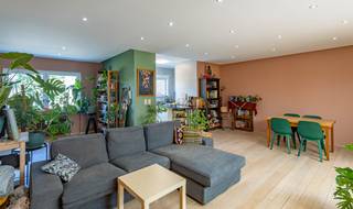 <p>Op zoek naar een comfortabel en lichtrijk appartement met ruime terrassen? Dit mooie penthouse bevindt zich op de derde en laatste verdieping van een kleinschalig gebouw met lift. Het appartement geniet van veel lichtinval, een mooi groen uitzicht en aangename buitenruimtes.</p><p> </p><p>Bij het binnenkomen komt u in een ruime inkomhal met ingebouwde kasten. De leefruimte is royaal en lichtrijk en sluit aan op de volledig ingerichte keuken. Vanuit de leefruimte heeft u toegang tot een groot terras. Ook aan de andere zijde van het appartement bevindt zich een ruim terras, waardoor u op verschillende momenten van de dag van de buitenruimte en het groene uitzicht kunt genieten. De veranda zorgt bovendien voor een aangename extra leefruimte.</p><p> </p><p>Het appartement beschikt over twee slaapkamers, eveneens voorzien van ingebouwde kasten. Verder zijn er een badkamer met ligbad, een aparte douchekamer en een afzonderlijk toilet.</p><p> </p><p>Bij het appartement hoort eveneens een privatieve kelder. </p><p>Er is bovendien de mogelijkheid om een garagebox aan te kopen voor € 26.500.</p><p> </p><p>De ligging in Sint-Agatha-Berchem is bijzonder praktisch, met openbaar vervoer, winkels en andere voorzieningen in de nabije omgeving. Een fijne plek voor wie rustig en comfortabel wil wonen, zonder de bereikbaarheid uit het oog te verliezen.</p><p> </p><p>Een aangenaam penthouse met veel licht, twee ruime terrassen, groen uitzicht en een praktische ligging.</p><p>Interesse? Plan uw bezoek via de website van Living Stone.</p>
