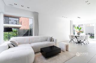 <p><span>Rustig wonen in een groene en kindvriendelijke omgeving, zonder in te boeten aan bereikbaarheid? In deze aangename woonwijk in Lier geniet je van het beste van twee werelden. Winkels, scholen, openbaar vervoer en belangrijke invalswegen bevinden zich op korte afstand, waardoor je hier comfortabel woont met alles binnen handbereik.</span></p><p><span>De woning werd opgeleverd in 2024 en verkeert in onberispelijke staat. Dankzij de recente bouw ben je verzekerd van hedendaags wooncomfort en uitstekende energieprestaties. Zo is het dak conform geïsoleerd met 20 cm minerale wol en uitgerust met 9 zonnepanelen, beschikken de aluminium ramen over driedubbele beglazing en is de elektriciteit conform. Daarnaast werden de muren geïsoleerd met 10 cm PUR, de vloer van het gelijkvloers met 12 cm PUR en is er een ventilatiesysteem type D aanwezig. De airconditioning op het gelijkvloers zorgt bovendien voor extra comfort tijdens warme zomerdagen. Al deze elementen resulteren in een uiterst gunstige EPC-score.</span></p><p><span>Je komt binnen in de inkomhal met ingemaakte vestiairekast en een apart gastentoilet. Vervolgens betreed je de lichtrijke leefruimte met open, volledig ingerichte keuken, samen goed voor een royale oppervlakte van 44 m². De keuken is voorzien van alle hedendaags comfort en beschikt over een aansluitende berging van 2 m². Achteraan heb je toegang tot de L-vormige, oost-georiënteerde tuin van 140 m². Op de eerste verdieping bevinden zich drie slaapkamers van respectievelijk 9 m², 9 m² en 12 m². De verzorgde badkamer van 5 m² is uitgerust met een ligbad, inloopdouche, dubbele lavabo en handdoekdroger. De bovenverdieping vormt een absolute meerwaarde en herbergt een polyvalente ruimte van maar liefst 35 m². Deze kan perfect dienstdoen als vierde slaapkamer, hobbyruimte of bureau.</span></p><p><span>Als extra troef beschikt de woning over een private autostaanplaats met laadpaal vlak voor de deur.</span></p><p><span>Ben je op zoek naar een recente, energiezuinige woning waar je zonder zorgen je intrek kan nemen? Mis deze kans niet! Bewoonbare opp. 154 m² – ref.: bruto vloeropp. Voor meer info of een gratis schatting surf naar </span><span><span>www.hansimmo.be</span></span></p><p><span> </span></p>