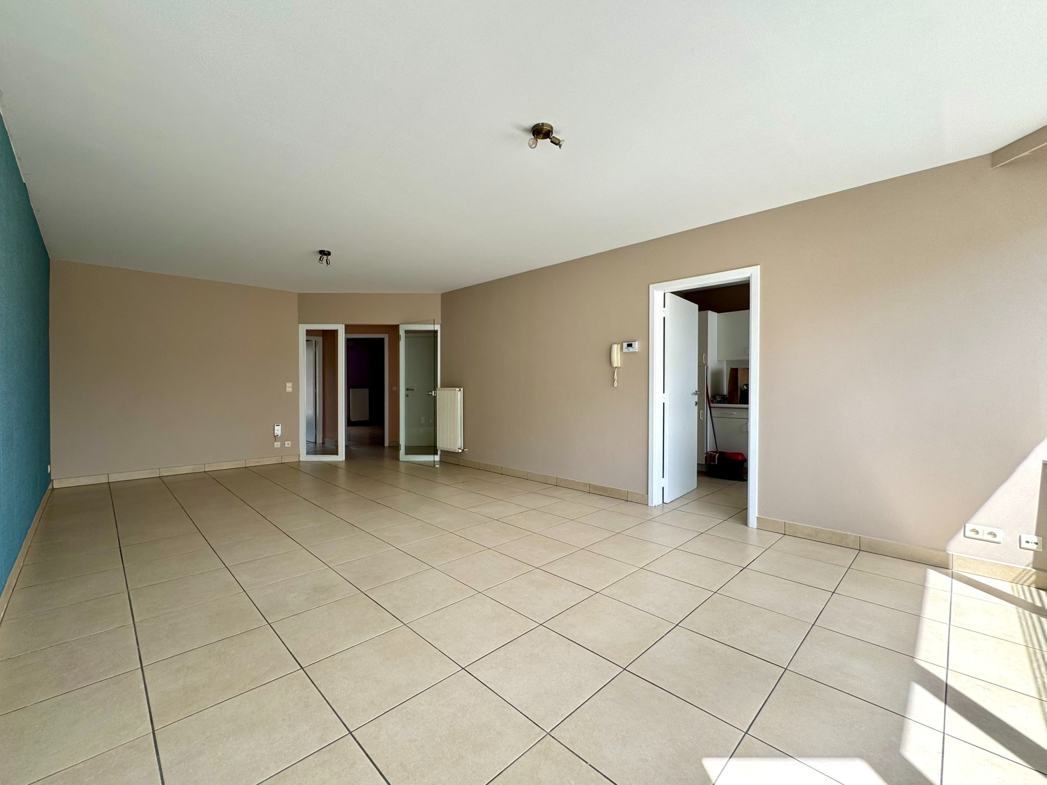 Leuk 2 slaapkamer appartement met zeer ruim terras, garagebox en staanplaats - foto 4