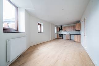 <p>We Invest Liège et Lucas ont le plaisir de vous présenter cet appartement complètement rénové, situé dans un immeuble récemment remis à neuf et bénéficiant de communs impeccablement entretenus.</p>
<p>Avec une superficie PEB de 78 m² (PEB B), l’appartement offre un confort moderne grâce à une rénovation intégrale : isolation des parois, nouveaux revêtements de sol, cuisine semi-équipée, salle de bains modernisée… La disposition est parfaitement pensée avec un séjour lumineux, une cuisine contemporaine, deux chambres confortables et une salle de bains élégante.</p>
<p>Les installations techniques sont en ordre : l’électricité est conforme, le gaz est conforme, et les compteurs de gaz, d’eau, d’électricité ainsi que la chaudière sont individuels.</p>
<p>L’immeuble a également fait l’objet de travaux importants : modernisation complète des communs, installations techniques récentes, nouvelle isolation… L’ensemble assure une excellente performance énergétique et un confort durable.</p>
<p>Cet appartement constitue une belle opportunité pour un acquéreur recherchant un bien sans travaux, dans un immeuble rénové et particulièrement bien entretenu.</p>