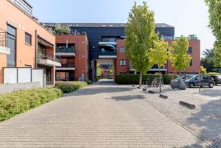 <strong>Instapklaar 3-slaapkamer appartement met terras, voldoende bergruimte én een ondergrondse autostaanplaats. Dit op een zeer centrale locatie op wandelafstand van het treinstation en stadscentrum van Herentals. EPC Label-B - Elektriciteit conform<br /><br />Ligging: </strong>Net buiten de grootste drukte van het stadscentrum en toch binnen de ring van Herentals met het treinstation, stadscentrum, scholen en horeca binnen handbereik. Ook het zwembad en sportfaciliteiten zijn vlak bij.<br /><strong><br />Indeling: -1: </strong>ondergrondse autostaanplaats <strong>0: </strong>inkomhal, leefruimte met open keuken, berging, terras<strong> +1: </strong>3 slaapkamers, badkamer, toilet, berging<br /><strong><br />Beschrijving: </strong>Het appartement is gelegen in het project 'Dorp in't Groen' en werd gebouwd in 2005. In de loop der jaren werd er steeds de nodige zorg voor gedragen en kleine aanpassingswerken uitgevoerd indien nodig.<br /><br />Het omvat een ruim appartement van 132 m² dewelke we betreden via de inkomhal met ingemaakte vestiairekast en apart toilet. <br />Vervolgens is er de leefruimte met aansleutend de open keuken dewelke een aangenaam en open geheel vormen. De keuken is volledig uitgerust en beschikt over een afwasmachine. Naast de keuken is er een eerste, handige berging.<br /><br />Het terras bevindt zich vooraan het gebouw en geniet een Westelijke oriëntatie. Ideaal om te genieten van het avondzonnetje, zonder al te veel onderhoud! Wie toch de benen wil strekken voor een wandeling of looptocht zit zo aan de Nete en in de natuur.<br /><br />Boven zijn er 3 volwaardige slaapkamers en een volledig uitgeruste badkamer. Deze beschikt over zowel een bad als douche én een dubbel lavabomeubel.<br />Een extra berging en een tweede toilet vervolledigen de 1ste verdieping.<br /><br />Ondergronds is er een autostaanplaats aanwezig.<br /><br /><strong>Bijzondere informatieplicht:</strong> in aanvraag