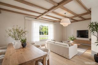 Voor meer info en foto’s, surf naar www.swevers.be – Deze te renoveren bungalow aan Grootveldweg 36 in Koersel biedt een praktische basis voor wie een woning volledig naar eigen smaak wil vernieuwen. De woning werd gebouwd in 1975, beschikt over 121 m² bewoonbare oppervlakte en staat op een perceel van 557 m² met oostelijke oriëntatie. Alles bevindt zich op het gelijkvloers. Via de centrale inkomhal bereik je rechts de leefruimte met keuken, samen circa 44 m². Van hieruit is er toegang tot het overdekte terras achteraan. Links van de hal bevinden zich drie slaapkamers van 8,92 m², 13,28 m² en 8,47 m². Verder zijn er een badkamer, een afzonderlijk toilet en een praktische bergruimte. Naast de woning staat een vrijstaande garage, ideaal voor een wagen, fietsen, gereedschap of tuinmateriaal. Ook de tuin biedt voldoende mogelijkheden om na de renovatie een aangename buitenruimte te creëren. De woning is volledig te renoveren, waardoor je vrij bent om indeling, technieken, materialen en afwerking af te stemmen op je eigen woonwensen. De ligging combineert rustig wonen met bereikbaarheid. Winkels en restaurants bevinden zich op circa 3,5 km, scholen op 3,6 km en het centrum van Beringen op ongeveer 6 km. De snelwegen liggen op circa 6,5 km. Een interessante opportuniteit voor wie op zoek is naar een gelijkvloerse woning met drie slaapkamers en veel renovatiepotentieel. Voor meer informatie, bel 011 255 155. Bron bewoonbare oppervlakte: EPC – verslag.