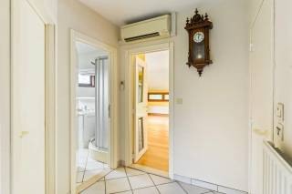 Bent u op zoek naar een vrijstaande woning waar gelijkvloers wonen mogelijk is? Dan is deze verzorgde laagbouwwoning uit 1993 zeker een bezoek waard.<br /><br />Via de inkomhal bereikt u twee volwaardige slaapkamers (9m²/13m²), een badkamer en een apart gastentoilet.<br /><br />De ruime leefruimte geniet van veel natuurlijke lichtinval en vormt dankzij de grote raampartijen een aangename verbinding met de tuin en het terras. Aansluitend bevindt zich de open keuken, die zorgt voor een gezellige interactie met de leefruimte. Naast de keuken vindt u een praktische wasberging, die bovendien rechtstreeks toegankelijk is via een handige zijdeur.<br /><br />De woning beschikt verder over een inpandige garage. Vanuit deze garage heeft u toegang tot de ruime zolderverdieping van maar liefst 51 m². Deze ruimte biedt tal van mogelijkheden en kan, mits de nodige aanpassingen, worden ingericht als extra slaapkamers, hobbyruimte of bureau.<br /><br />In de tuin vindt u verder nog een tuinhuis.<br /><br />Troeven:<br />+ Gelijkvloers wonen<br />+ Ruime en lichtrijke leefruimte met tuincontact<br />+ Inpandige garage<br />+ Ruime zolder van ca. 51 m² met uitbreidingsmogelijkheden<br />+ Zuidgerichte tuin<br />+ Airco aanwezig<br />+ GEEN renovatieverplichting<br /><br />Heeft u interesse in deze woning en wenst u een bezoek ter plaatse in te plannen? Aarzel niet ons te contacteren. Wij zijn bereikbaar via het nummer 03 337 50 70 of info@vbvastgoed.be.