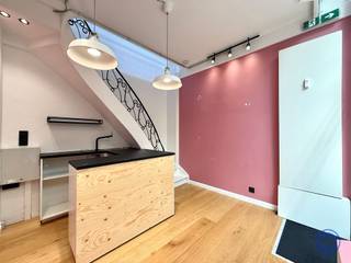<p><span>Informations sur le local commercial : </span><span>boutique n°</span><span> 47<br />Situé au cœur de la Nieuwe Gaanderij, ce local bénéficie d'une excellente visibilité grâce à ses grandes baies vitrées et est parfaitement accessible aux clients. Avec une vitrine attrayante, cet emplacement attire l'attention des passants, ce qui en fait un lieu idéal pour une boutique, un café (KOUDE KEUKEN) ou un cabinet libéral. Le rez-de-chaussée, d'une superficie d'environ 11 m², est revêtu d'un parquet chaleureux et peut servir d'espace de vente ou d'accueil. L'étage supérieur, d'environ 8 m², offre un espace supplémentaire pour le stockage ou un bureau. Les charges s’élèvent à environ 105 EUR/mois, comprenant le gaz, l’eau, l’entretien des parties communes et d’autres équipements. Le local est disponible immédiatement. Un espace compact mais extrêmement fonctionnel pour lancer ou développer votre entreprise.</span></p><p><span> </span></p><p><span>Agencement du local commercial</span></p><ul><li><span>Espace commercial d’environ</span><span><sup>11 m²</sup></span><span> avec parquet et une hauteur sous plafond d’environ 2,8 m – grande vitrine.</span></li><li><span>Un espace à l'étage d'environ</span><span><sup>8 m² </sup></span><span>offre un espace supplémentaire pour le stockage ou comme bureau.</span></li></ul><p><span> </span></p><p><span>'s supplémentaires</span></p><ul><li><span>Utilisations possibles : boutique / café / magasin / … (CUISINE FROIDE)</span></li><li><span>Éclairage encastré présent dans l'ensemble du local. </span></li><li><span>Chauffage par radiateurs.</span></li><li><span>PEP : sans objet.</span></li></ul><p><span> </span></p><p><span>Informations sur la location :</span></p><ul><li><span>Loyer : 950 EUR/mois + 105 EUR/mois de charges.</span></li><li><span>Disponible à partir du 1er mars 2027.</span></li></ul><p><span> </span></p><ul><li><span>Précompte immobilier à la charge du locataire : environ 870 EUR/an.</span></li><li><span>Charges communes : provision d’environ 105 EUR/mois pour le gaz et l’eau + utilisation des installations de la galerie : entretien et éclairage des parties communes, décoration, volets roulants, etc.</span></li><li><span>Caution : 6 mois (à verser sur le compte du bailleur).</span></li><li><span>Consommation d'électricité individuelle.</span></li><li><span>L'établissement d'un état des lieux est négociable. </span></li><li><span>Location « pop-up » (1 an maximum) éventuellement négociable.</span></li></ul><p><span> </span></p><p><span>Immeuble :</span></p><ul><li><span>Galerie commerciale bien entretenue, composée de différents locaux commerciaux, située dans l'"Wilde Zee".</span></li></ul><p><span> </span></p><p><span>Situation :</span></p><ul><li><span>Emplacement central dans la célèbre « Nieuwe Gaanderij », qui compte de nombreuses boutiques.</span></li><li><span>Liaison entre les rues commerçantes de la Wilde Zee et de la Huidevettersstraat.</span></li><li><span>MOBISCORE : 9,5 !</span></li></ul><p><span> </span></p><p><span>*Les informations contenues dans cette brochure sont fournies à titre indicatif : il appartient aux locataires potentiels de se charger eux-mêmes de l'obtention, de la vérification et de l'interprétation de ces informations.</span></p><p><span> </span></p>